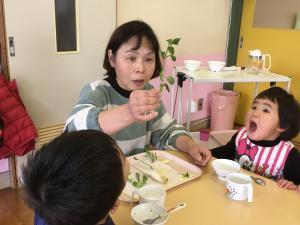 七草を見ながら話を聞いている様子